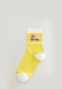 Calcetines amarillos acanalados con un puño blanco y un diseño colorido de patines sobre ruedas, con el texto "MITTWOCH" debajo del gráfico.