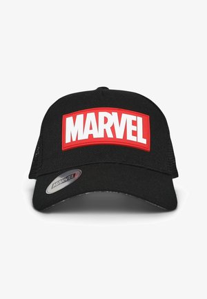 Cappellino nero con retro in rete, caratterizzato da una prominente toppa rettangolare rossa con la scritta "MARVEL" in lettere bianche in grassetto sul davanti. Presente un'etichetta con logo argentata.