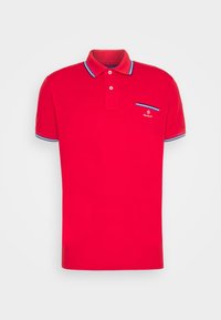 Polo rosso realizzato in cotone, con un colletto a due bottoni, dettagli a righe blu e bianche sui bordi del colletto e delle maniche, e un logo.