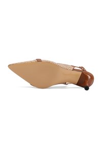 Tacco a punta con un tacco in pelle color cuoio e una parte superiore intrecciata beige. Presenta un cinturino alla caviglia e una suola in gomma liscia.