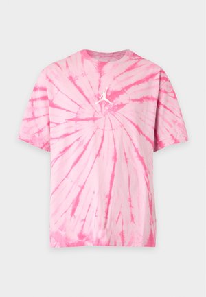 Ροζ T-shirt με tie-dye και λευκό λογότυπο Jumpman στο κέντρο του στήθους, εμφανίζεται σε απλό ανοιχτογκρι φόντο.