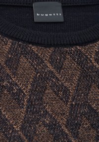 Strickpullover mit geometrischem Muster in Braun und Schwarz, Rundhalsausschnitt und einem Etikett mit der Aufschrift "bugatti" in der Nähe des Kragens.