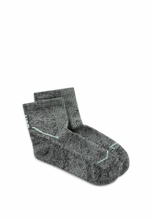 Par de calcetines deportivos cortos grises con sutiles toques azul claro, puños acanalados y patrones de punto texturizados colocados planos sobre fondo blanco.
