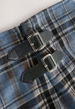 Blauw en bruin geruit stof met een zachte textuur, voorzien van twee zwarte leren banden met zilverkleurige gespen om vast te maken. Ritsen zichtbaar.