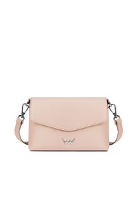 Růžová kožená kabelka s texturovaným povrchem, sklápěcí klopou, stříbrným logem a odnímatelným popruhem. Kompaktní obdélníkový tvar.