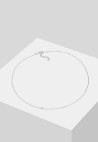 Silberne Halskette mit einem filigranen Design, runden Gliedern, verstellbarem Verschluss mit zusätzlicher Kette, polierter Oberfläche und minimalistischen Stil.