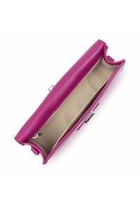 Magenta leren clutch met een gladde textuur, zilveren hardware en een beige voering. Beschikt over een enkele hoofdcompartiment en een strak design.