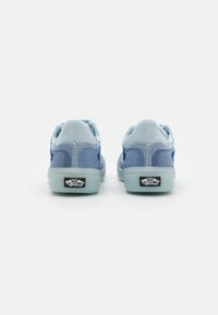 Ténis azuis com parte superior em malha e camurça, colarinho acolchoado e sola exterior de borracha translúcida. Apresenta o logótipo da Vans nos calcanhares.
