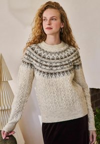 Gyapjú pulóver krémszínű alapon, szürke és barna mintás vállhúzással, texturált bordás kötésű, bordázott mandzsettákkal és aljjal.