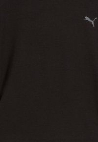 Μαύρο ριγωτό ύφασμα με μικρό ανοιχτό γκρι λογότυπο Puma στο επάνω δεξιό μέρος.