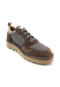 Zapatilla de gamuza marrón y cuero gris con puntera redondeada, suela beige gruesa y cuatro ojales para los cordones. Lengüeta en el talón para facilitar su uso.