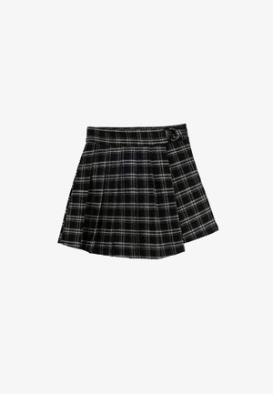 Zwart-witte geruite plissérok met een getailleerde tailleband en een zijgesp, gemaakt van een textuurstof.