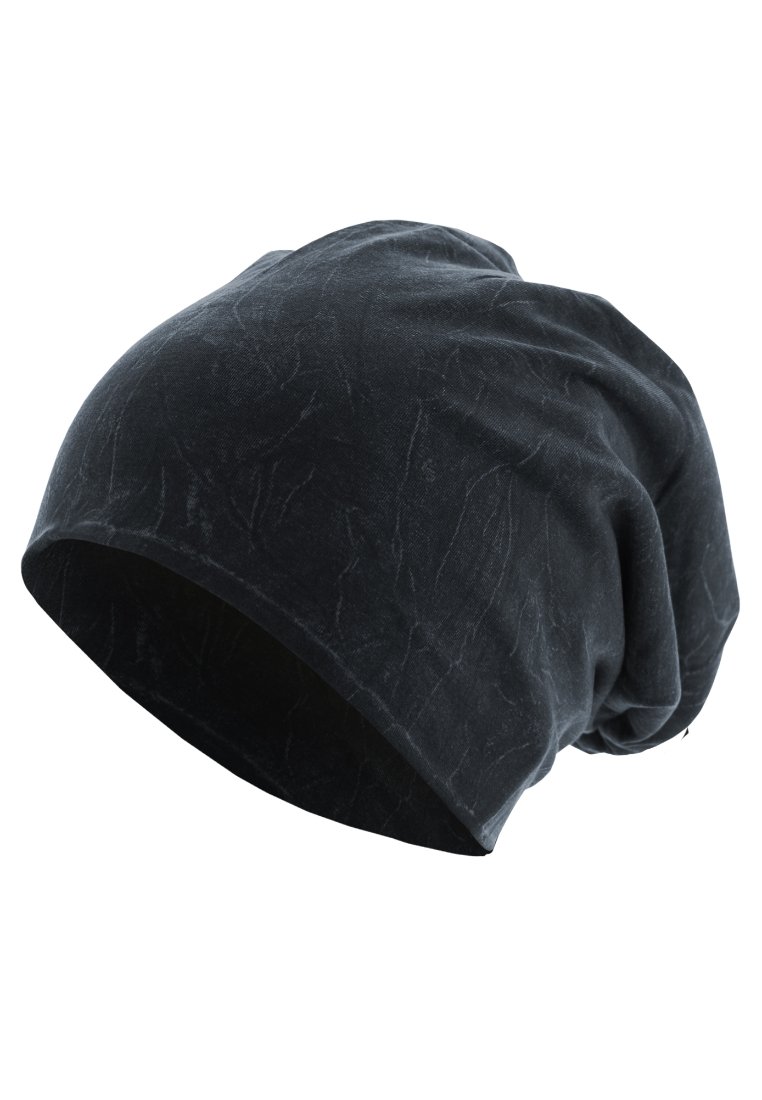 Juodas laisvas beanie tipo kepurė su subtilia tekstūruota raštu ir minkšta medžiaga, pristatyta prieš baltą foną.