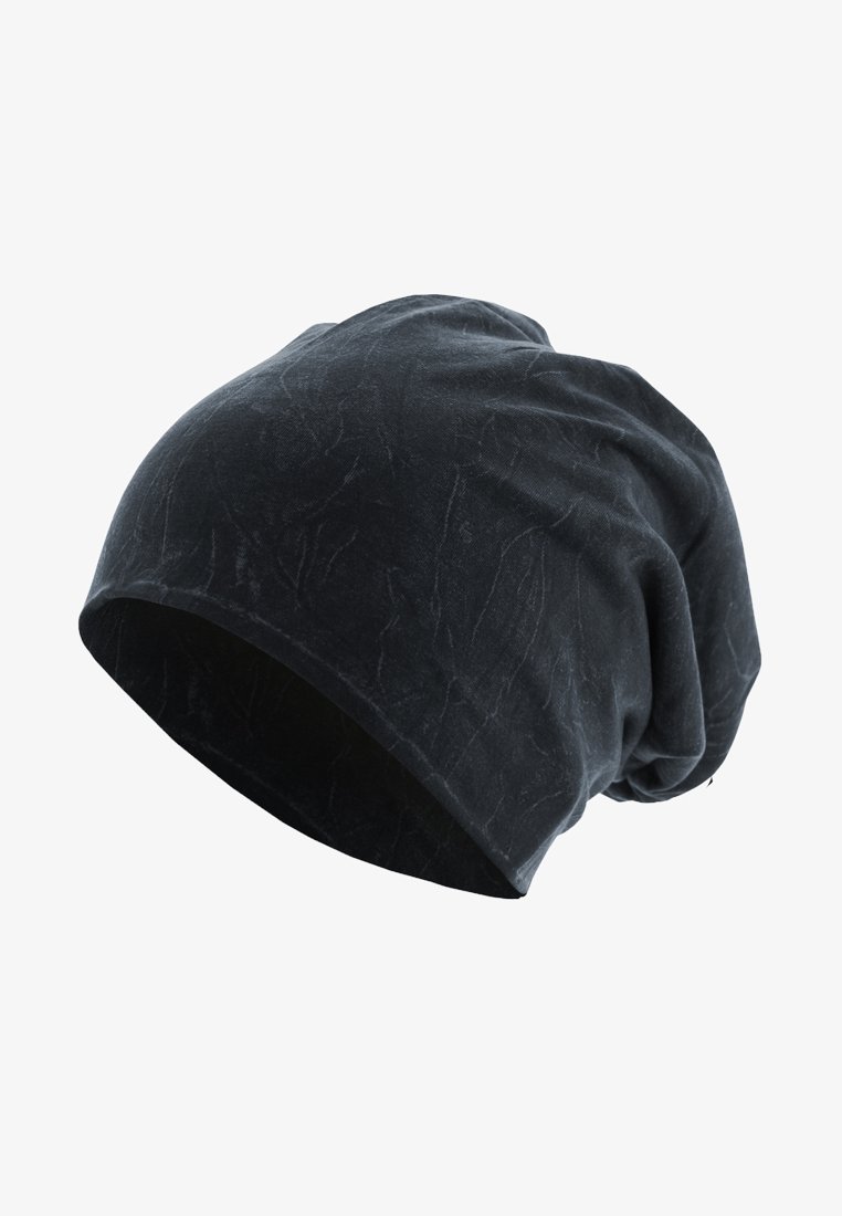 Gorra beanie negra y holgada con un sutil patrón texturizado y un tejido suave, mostrada sobre un fondo blanco.