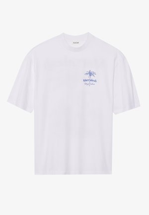 Camiseta blanca de algodón con cuello redondo, que presenta un gráfico azul de una palmera y el texto "Marrakech Stay of Saloon" en el lado izquierdo del pecho.