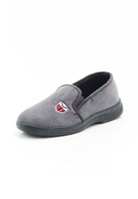 Scarpa slip-on in corduroy grigio con suola in gomma nera. Presenta un piccolo logo ricamato in rosso e bianco sul lato. L'interno è nero.