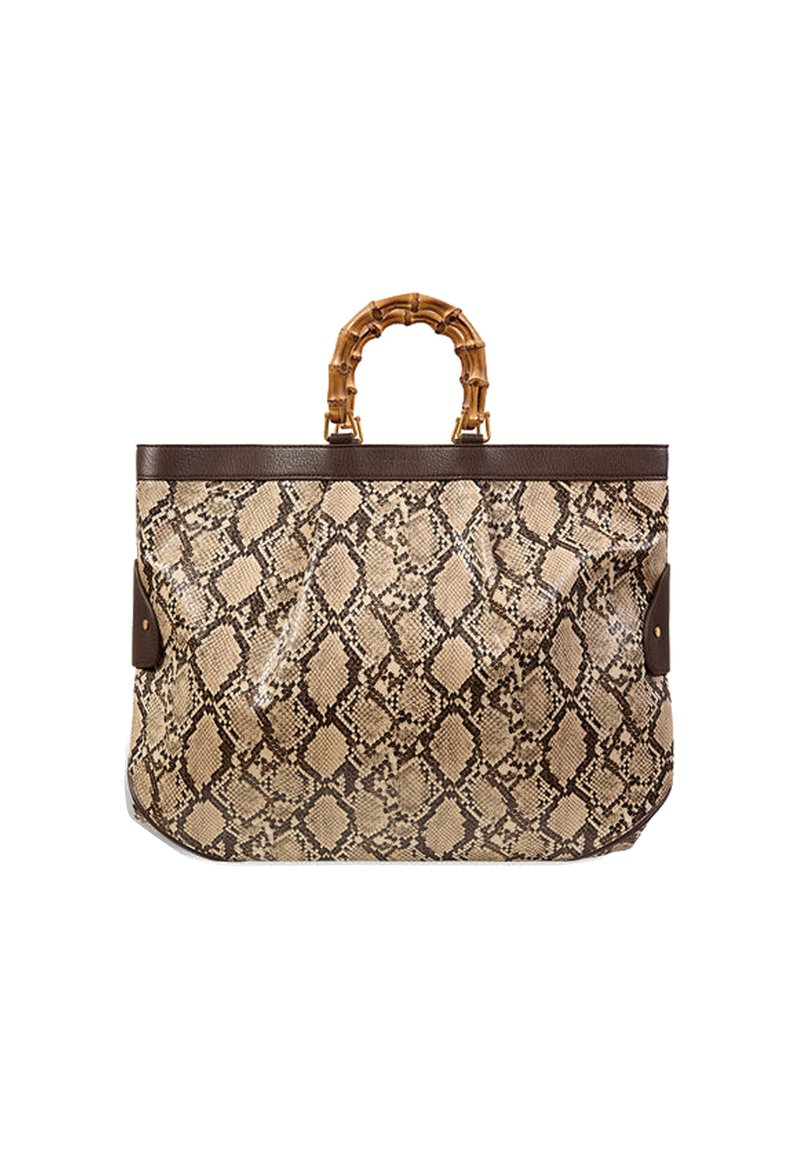 Grand sac à main avec un imprimé serpent beige et marron, doté d'une poignée en bambou et d'accents en cuir marron sur les côtés.
