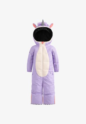 Combinaison de neige de thème licorne violette avec un panneau ventral blanc, capuche avec une corne, des oreilles et des accents pelucheux. Comprend des poignets ajustables et des fermetures éclair.