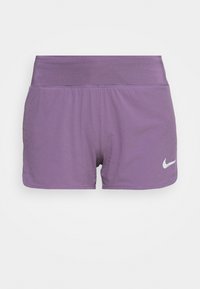 Pantalones cortos deportivos morados hechos de tela ligera con una textura suave, que cuentan con una cinturilla ancha y un logo blanco de Nike en la parte delantera.