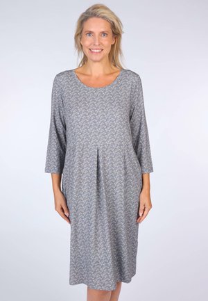 Grau gemustertes Kleid mit Dreiviertelärmeln, das ein dezentes Blumenmuster aufweist. Weicher Stoff mit lockerer Passform, knielang und runder Ausschnitt.