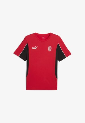 T-shirt sportiva rossa con pannelli laterali neri, dettagli bianchi, logo Puma sul fronte e emblema dell'AC Milan. Maniche corte e collo rotondo.