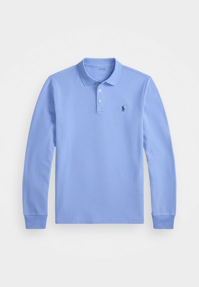 Világoskék, hosszú ujjú pólóing, pamutból készült, galléros nyakkal, három gombbal és egy kis hímezett logóval a mellkasán.
