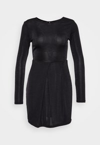 Robe noire à manches longues en tissu léger et légèrement transparent avec un haut ajusté et un détail de jupe drapée. Lignes épurées et design simple.