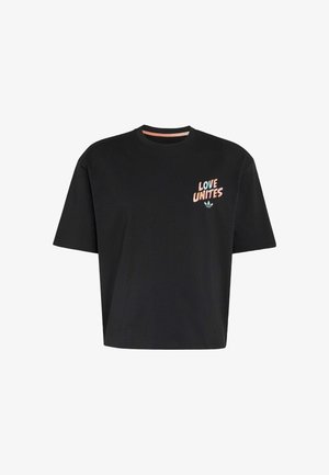 Zwart T-shirt met korte mouwen met de tekst "LOVE UNITES" en het Adidas-logo in pasteltinten op de linker bovenborst.