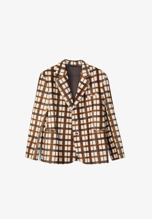 Blazer de cuadros en marrón y crema, con solapa de muesca, dos bolsillos frontales y tres botones. La textura parece ligeramente texturizada.