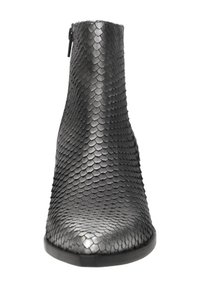 Schwarze Knöchelstiefel mit strukturiertem, schuppenartigem Muster und seitlichem Reißverschluss, von vorne auf einem weißen Hintergrund betrachtet.