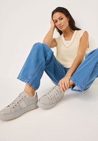 Tamaris Trainers - ivory