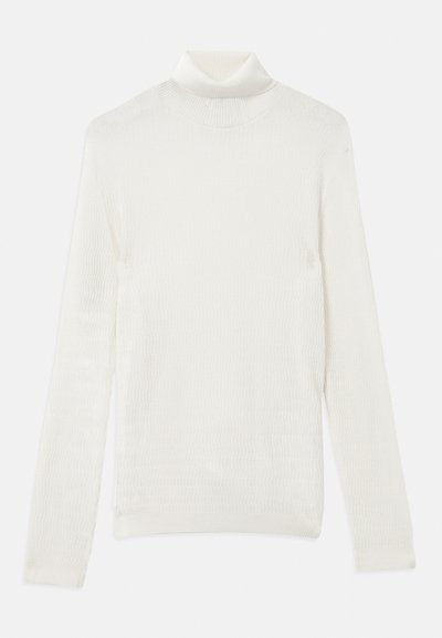 Fehér garbó pulóver, textúrált kötött anyagból, hosszú ujjal és testhezálló fazonnal. Nincs rajta minta vagy díszítés.