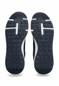 Semelles de baskets en caoutchouc noir avec des motifs de grip texturé, comportant une semelle intermédiaire blanche et un logo de marque discret au centre.