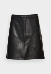 Falda mini de cuero negro con cintura ajustada, que presenta un diseño de costura diagonal y una textura suave y brillante. Sin cierres visibles.