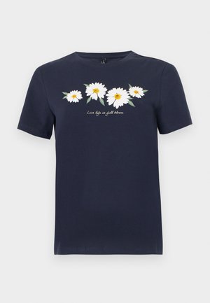 Navyblauw T-shirt met korte mouwen met vier witte madeliefjes en de tekst "Leef het leven in volle bloei" gedrukt over de borst.