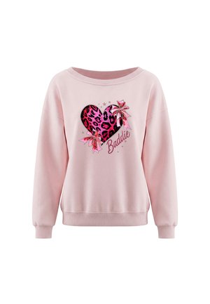Sweat-shirt rose clair à manches longues avec un cœur imprimé léopard rose, deux nœuds roses, de petites étoiles et le mot "Baddie" sur le devant.