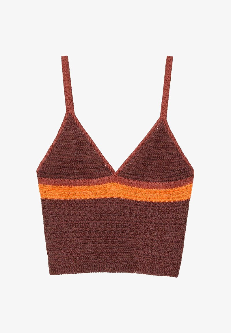Crop top marron en crochet avec fines bretelles et une bande orange horizontale traversant la zone de la poitrine sur fond blanc.