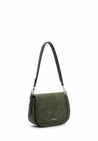Sac à bandoulière en cuir vegan vert avec une texture lisse, une forme incurvée et des coutures contrastées. Sangle réglable et détail logo doré.