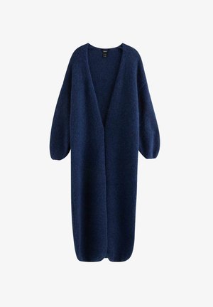 Marineblå oversized cardigan med dyb V-hals, lange ærmer og et tekstureret strikket materiale, der tilføjer varme og dybde.