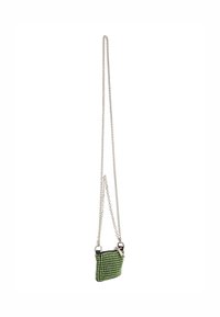 Borsa a tracolla verde a fantasia con catena argentata. Presenta un'esterno testurizzato, chiusura a zip e una forma piccola e rettangolare.