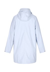 Šviesiai mėlynas vandeniui atsparus džemperis su gobtuvu, turintis aukštą apykaklę ir spaustukus ant rankovių. Apykaklėje yra teksto detalė. Lygus paviršius.