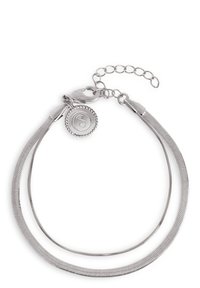 Bracciale d'argento con due filamenti lisci intrecciati e un ciondolo decorativo con un design circolare e inciso "S". Chiusura a catena regolabile.
