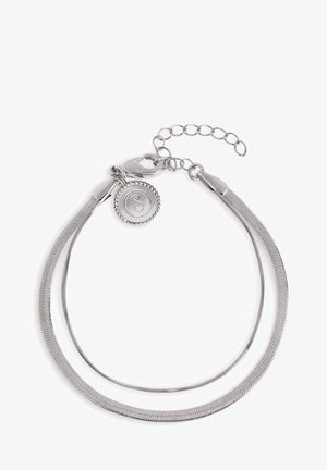 Silberarmband mit zwei glatten, verflochtenen Strängen und einem dekorativen Anhänger im kreisförmigen Design mit eingraviertem "S". Verstellbarer Kettenverschluss.