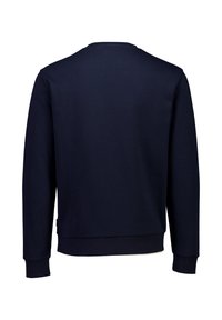 Granatowy sweter z długimi rękawami, okrągłym dekoltem i prążkowanym dołem. Tkanina jest gładka i lekko teksturowana.