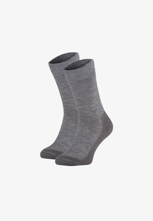 Grijze katoenen sokken met een geribde boord en een gladde textuur, voorzien van een verstevigde teen en hiel, gepresenteerd in een paar.