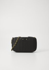 Borsa a tracolla nera trapuntata con una tracolla in catena dorata, forma rettangolare, texture liscia e un piccolo logo del marchio sulla parte anteriore.