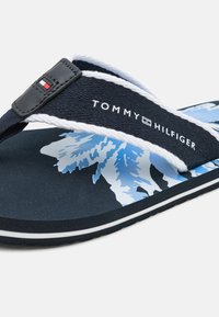 Tommy Hilfiger PALM PRINT BEACH - Tåsandaler - desert sky