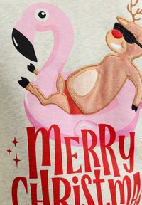 Lichtgrijze stof met een roze flamingo en een rendier met een rode neus, dat een zonnebril draagt, gecombineerd met rode tekst die "VROLIJK KERSTFEEST" luidt.