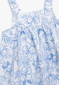 Hellblaues Blumenkleid mit einem gerafften Rock, verstellbaren Trägern und einem weißen Hintergrund mit filigranen Blumen- und Laubmustern.