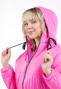 Svetlý ružový páperový kabát s kapucňou, so zipsovým zapínaním a šnúrkami. Štruktúrovaný materiál s prešitým dizajnom.